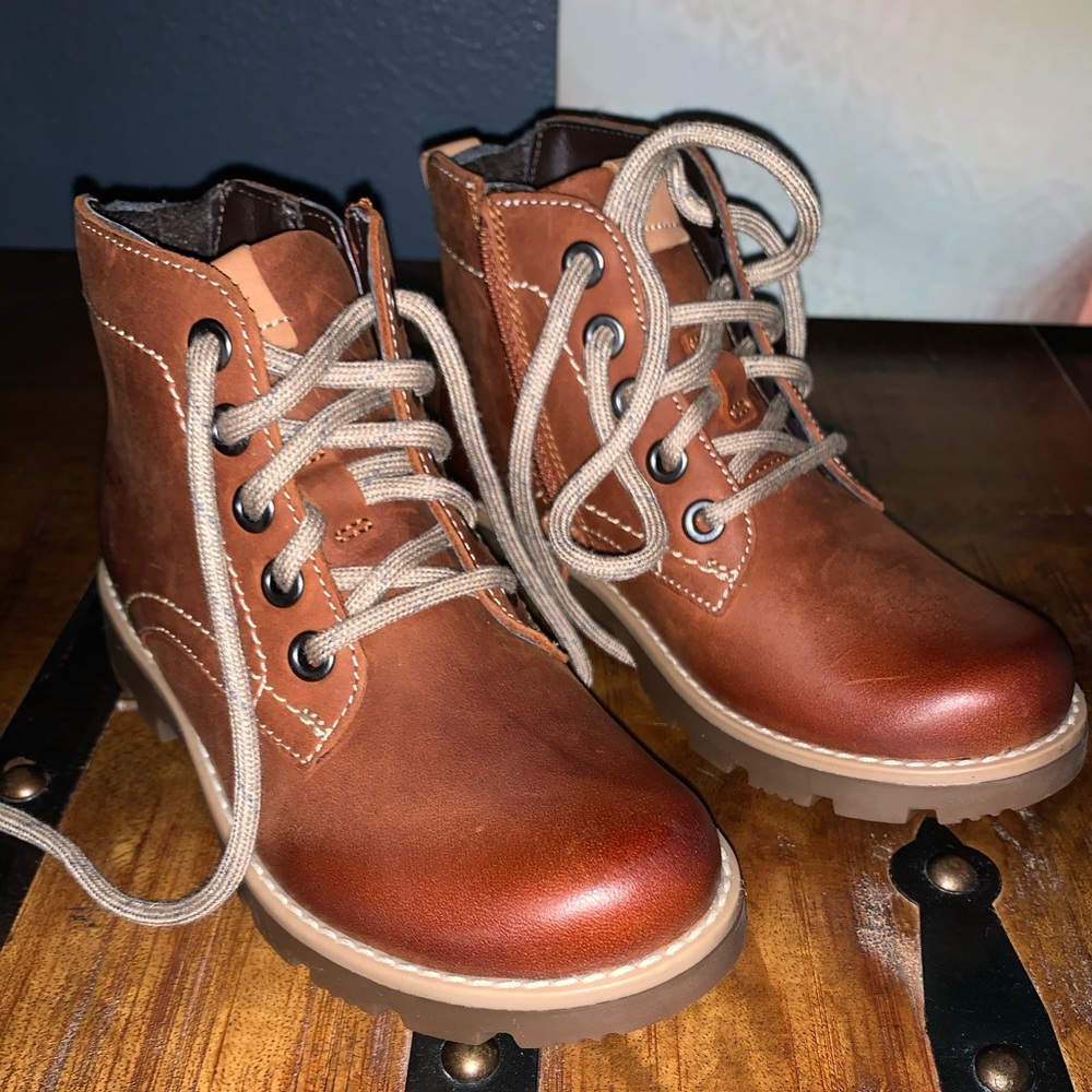 🚫Sold 🚫Toddler boys Clark’s Leather boots